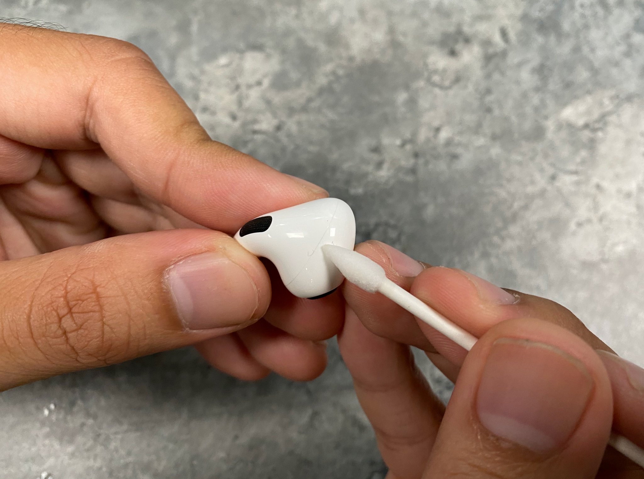 Dùng tâm bông nhúng dung dịch tẩy để vệ sinh tai nghe airpod