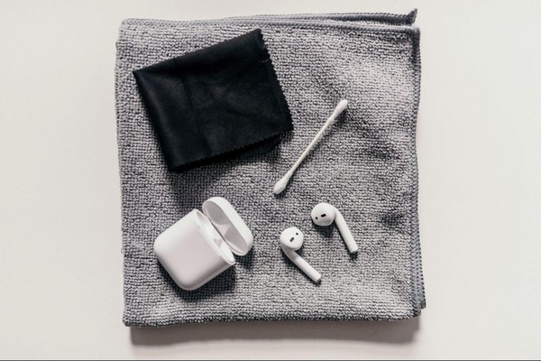 Vệ sinh AirPods