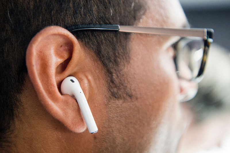 có được dùng airpods trên máy bay không