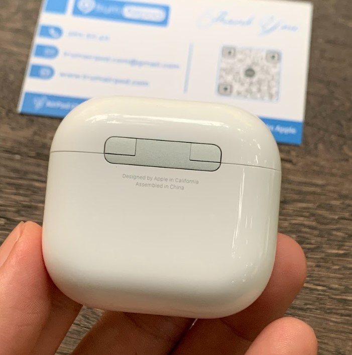 mặt sau hộp sạc airpod 4