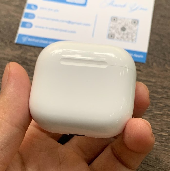 mặt trước hộp sạc airpod 4