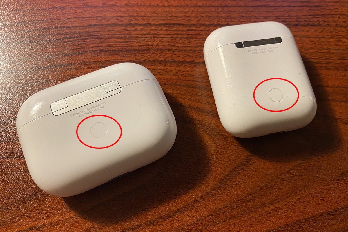 Đặt AirPods vào hộp sạc và mở nắp
